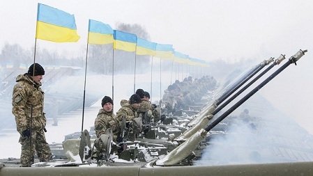 مقتل سبعة جنود اوكرانيين بانفجار لغم بآليتهم في شرق البلاد